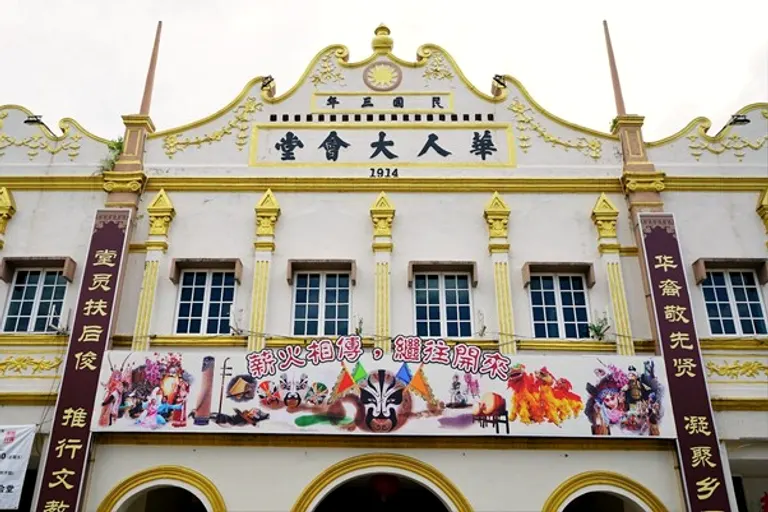 The 1914 Chinese Assembly Hall of Bentong: an ornate cream-and-gold facade with Chinese lettering across the parapet.