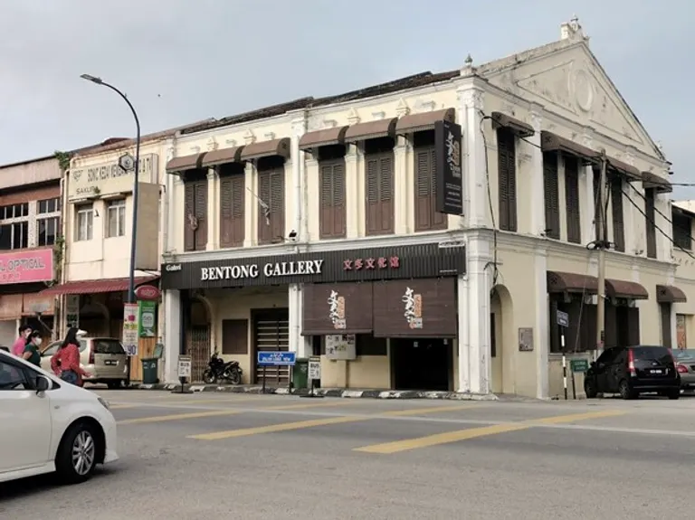 Bentong Gallery on the corner of Jalan Loke Yew: a two-storey cream shophouse with brown timber louvre shutters and bilingual signage.